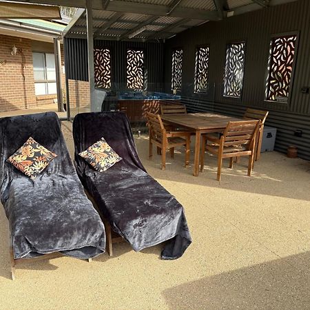 Semi-Private Half House With Games Room & Jacuzzi In Maiden Gully, 本迪戈 外观 照片